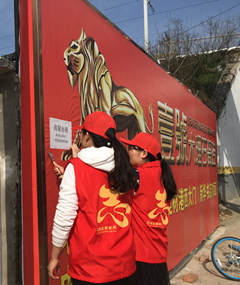 清理垃圾小廣告 助力文明城市創(chuàng)建
