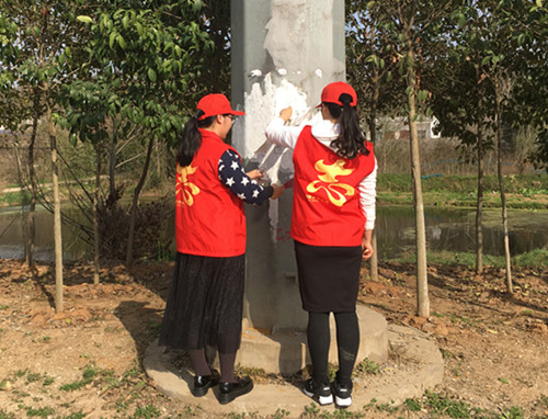 清理垃圾小廣告 助力文明城市創(chuàng)建